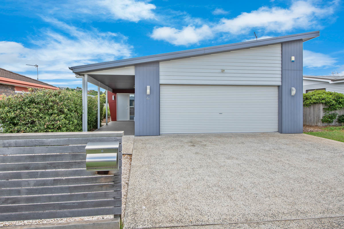 Ulverstone Real Estate Modern, Spacious Beachside Beauty