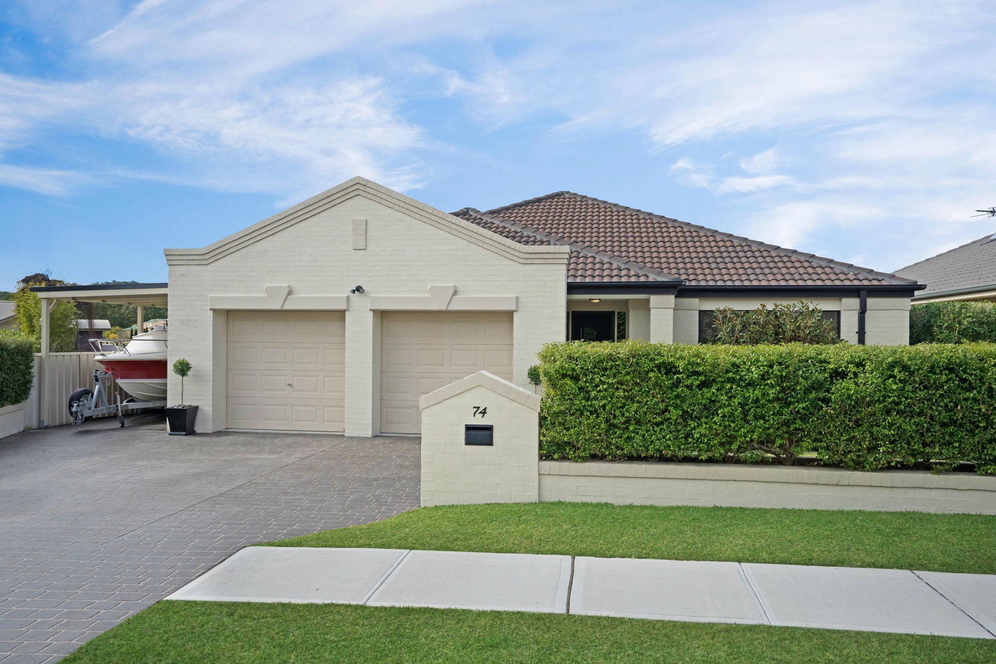 Viking Realty A PERFECTLY PROPORTIONED SINGLE LEVEL ABODE