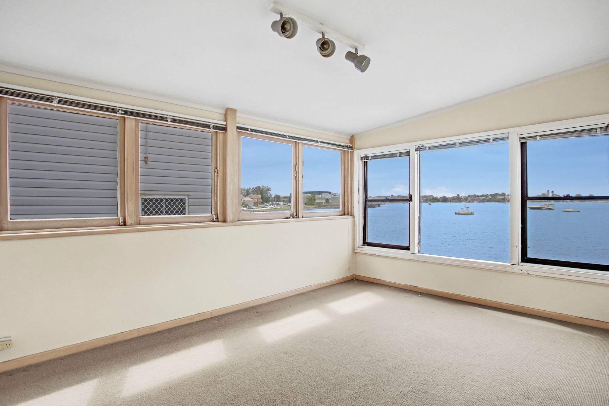 Viking Realty PICTURESQUE LAKE VIEWS