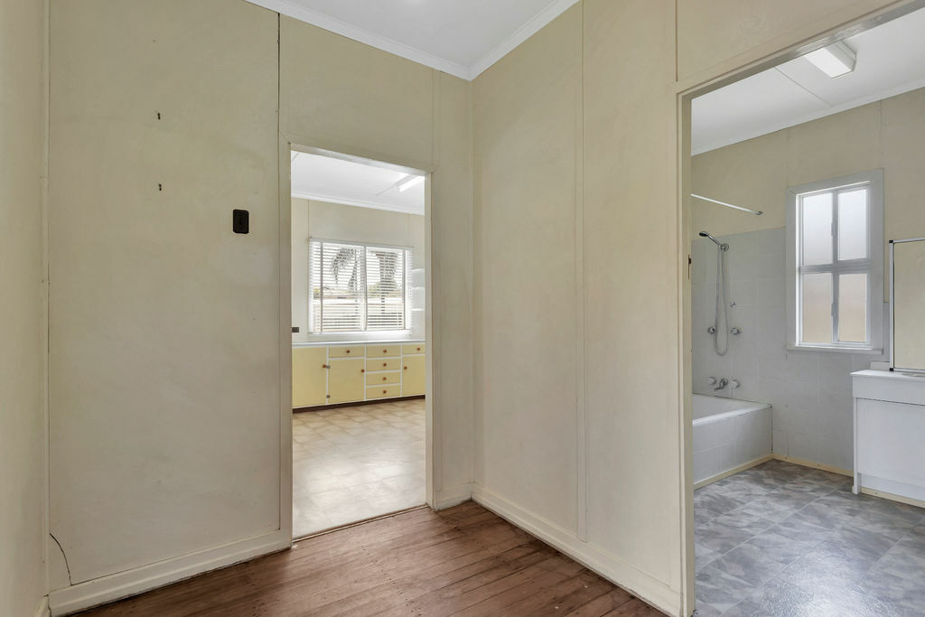 Walkers Real Estate IPSWICH POST WAR.