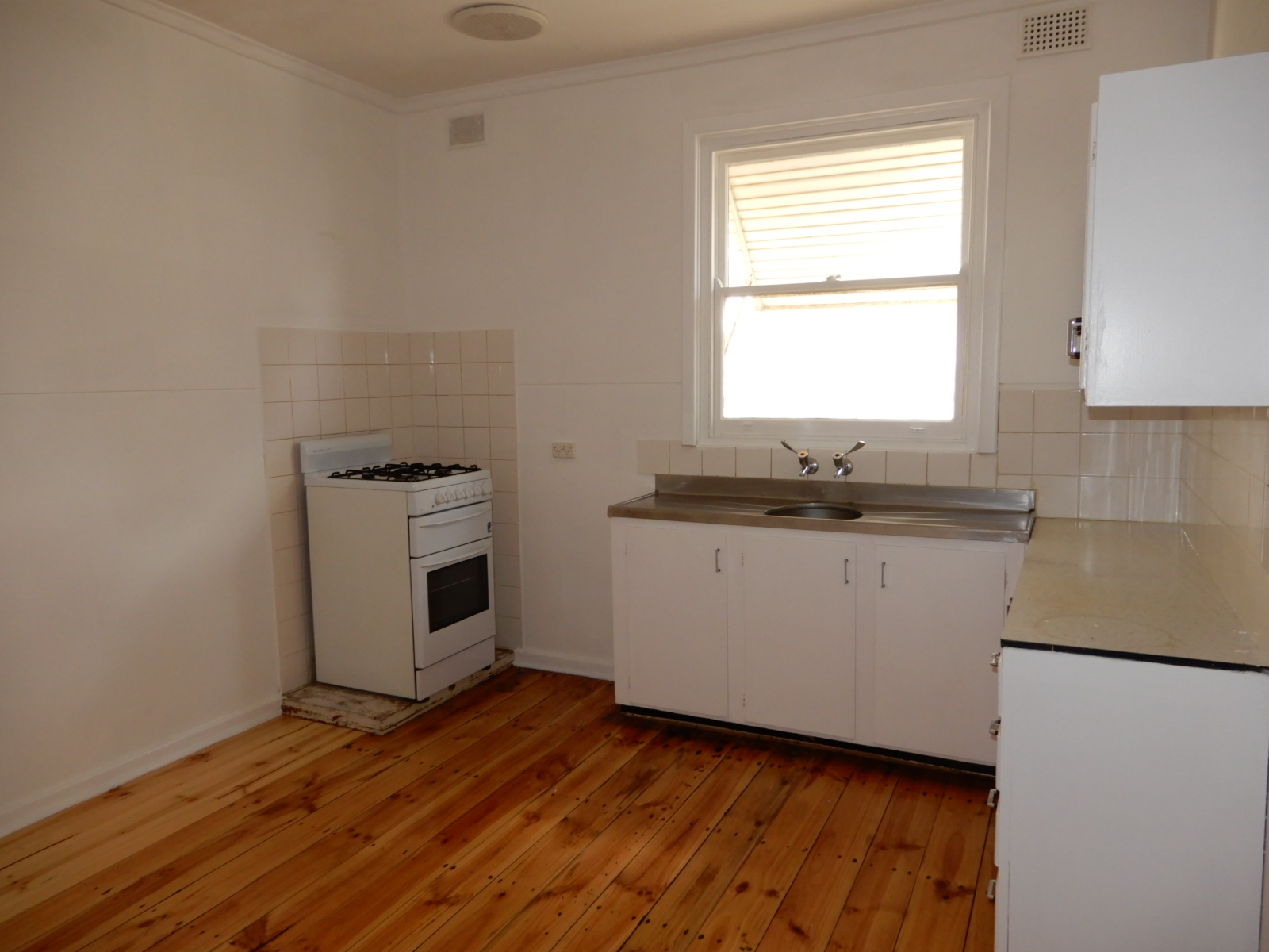 Renovated 2 Bedroom Cottage Wardle Co Real Estate