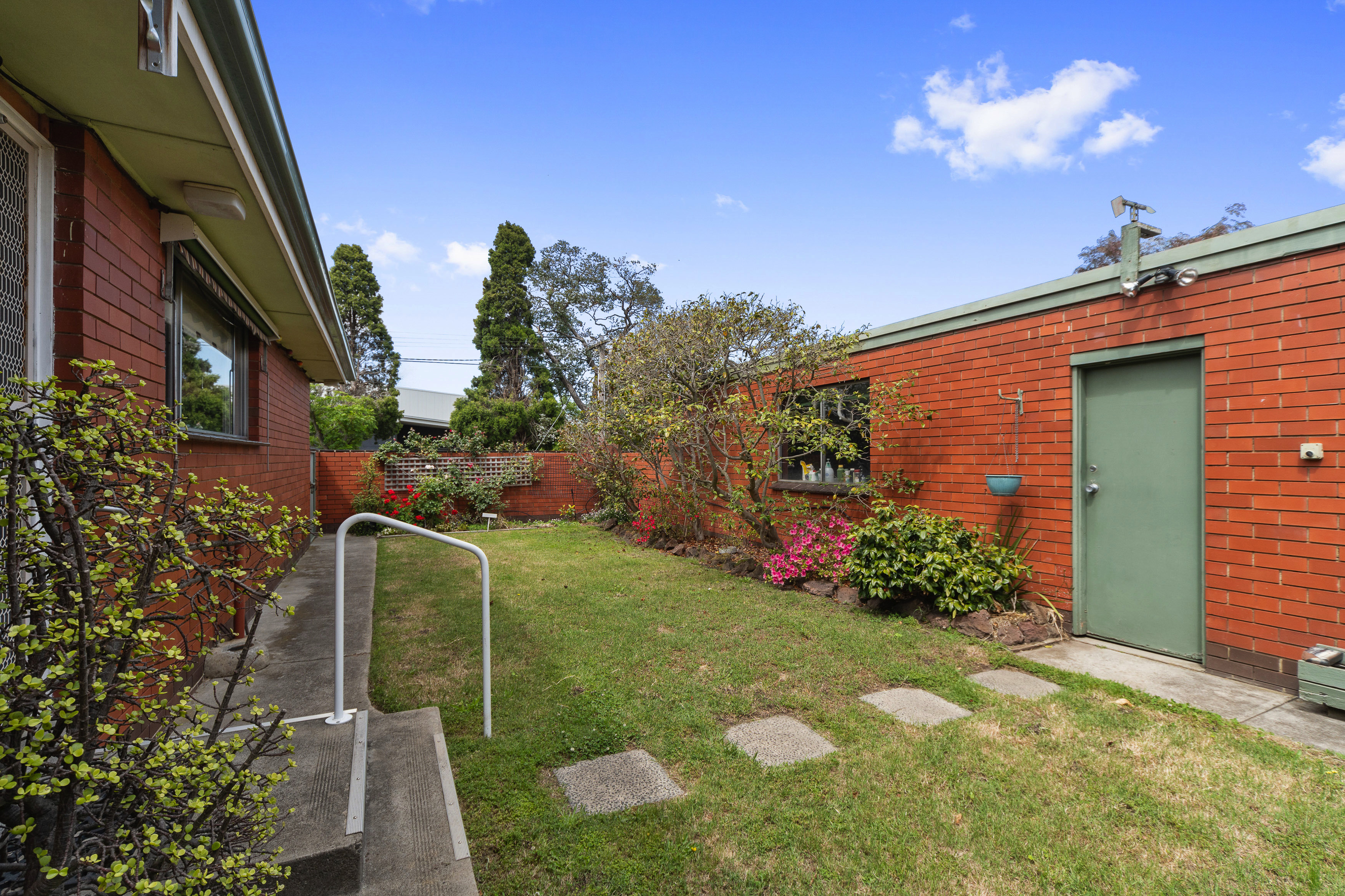 Weston Real Estate Melbourne Space, Sixties and Superbly Positioned Large Family Home