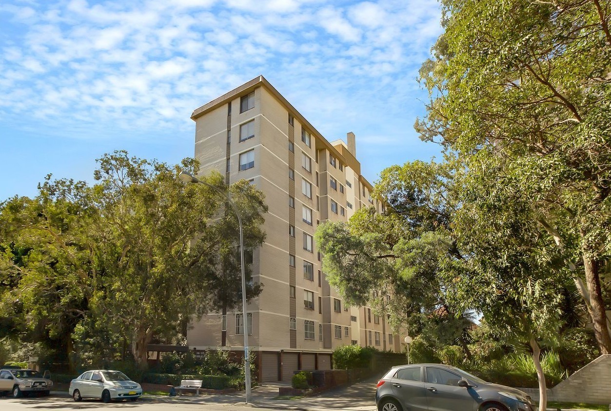 DECEASED ESTATE LIFESTYLE AND CONVENIENCE IN AN OVERSIZED APARTMENT