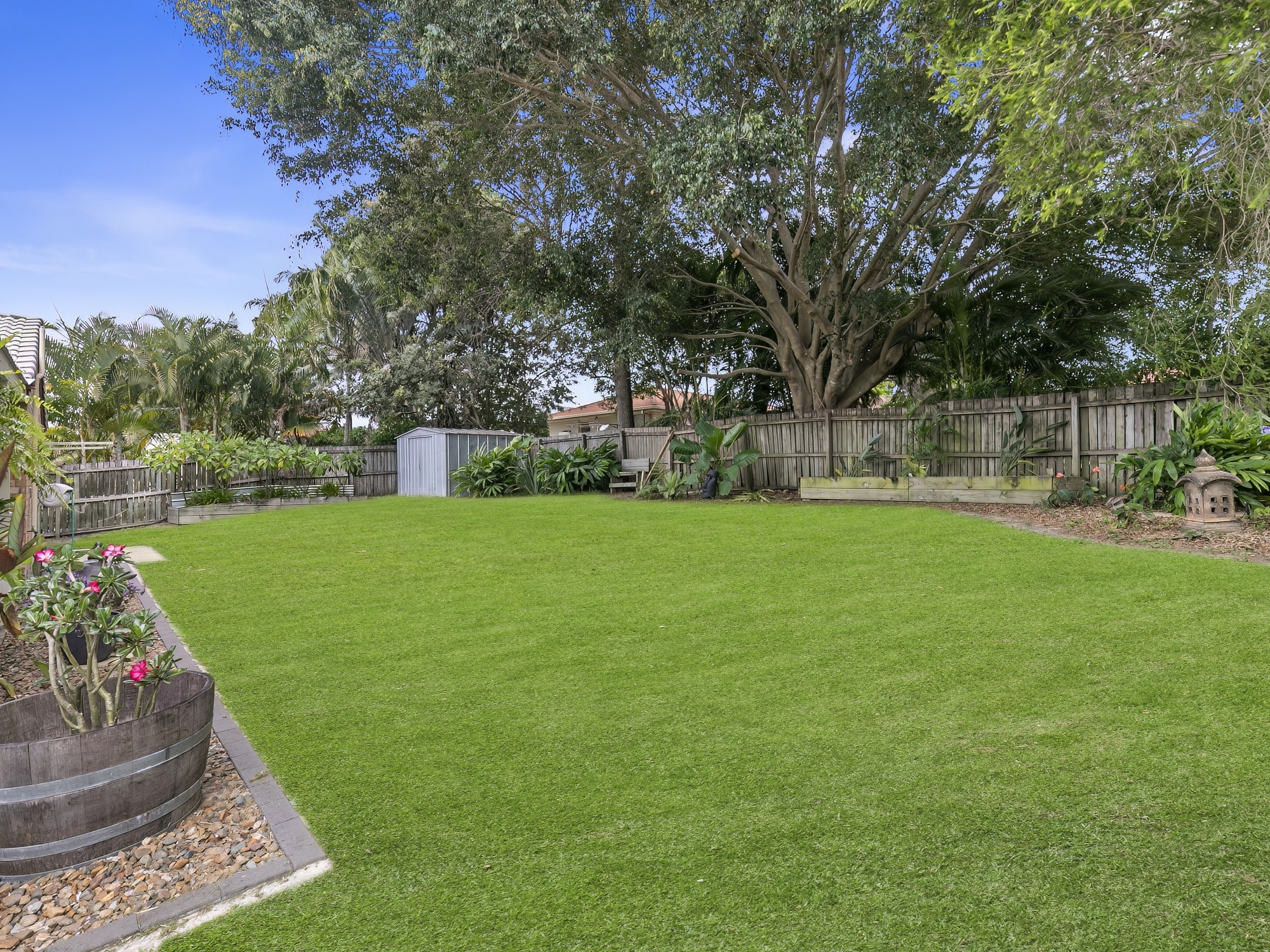 ELEVATED SANDSTONE POINT RESIDENCE ON LARGE BLOCK Wilson & Co