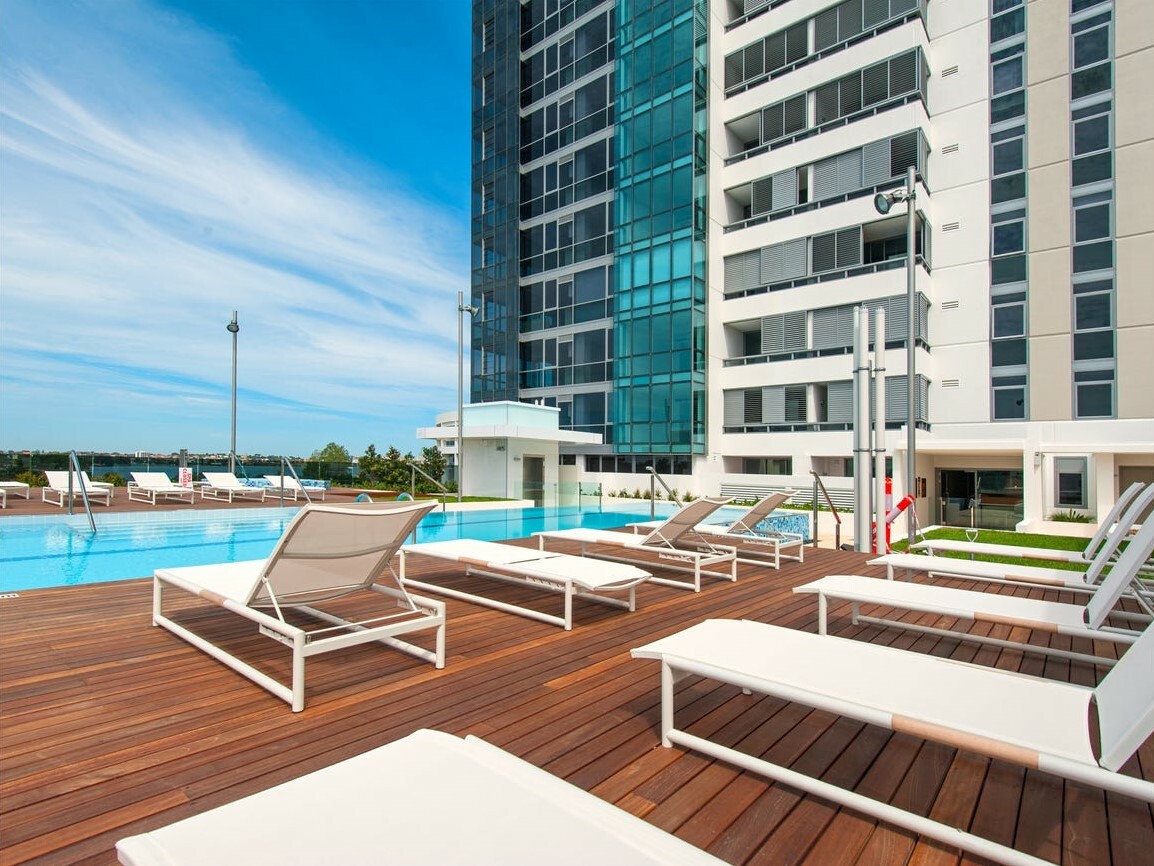 Queen Riverside Apartment