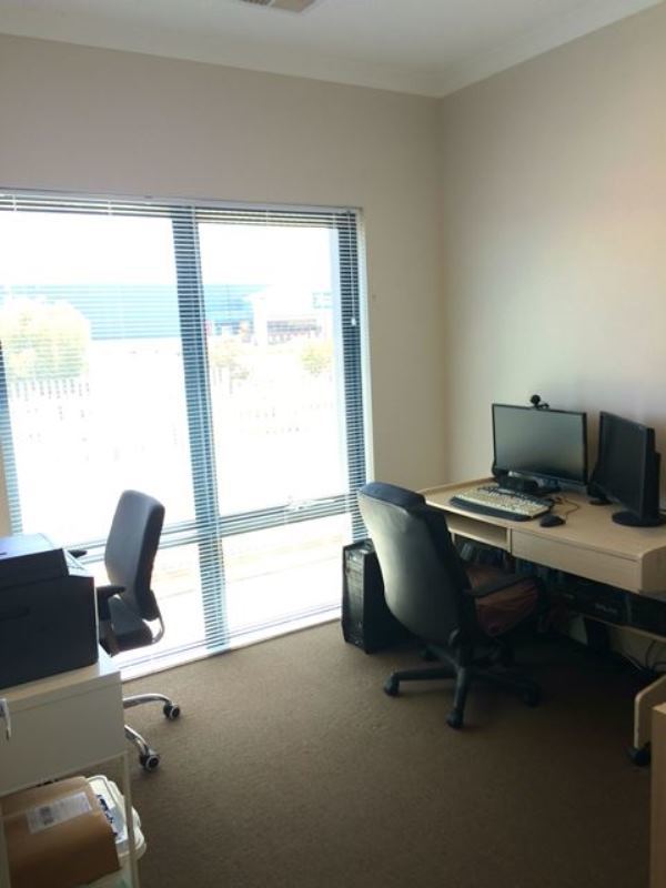 Great Home Located in Catalina Estate!