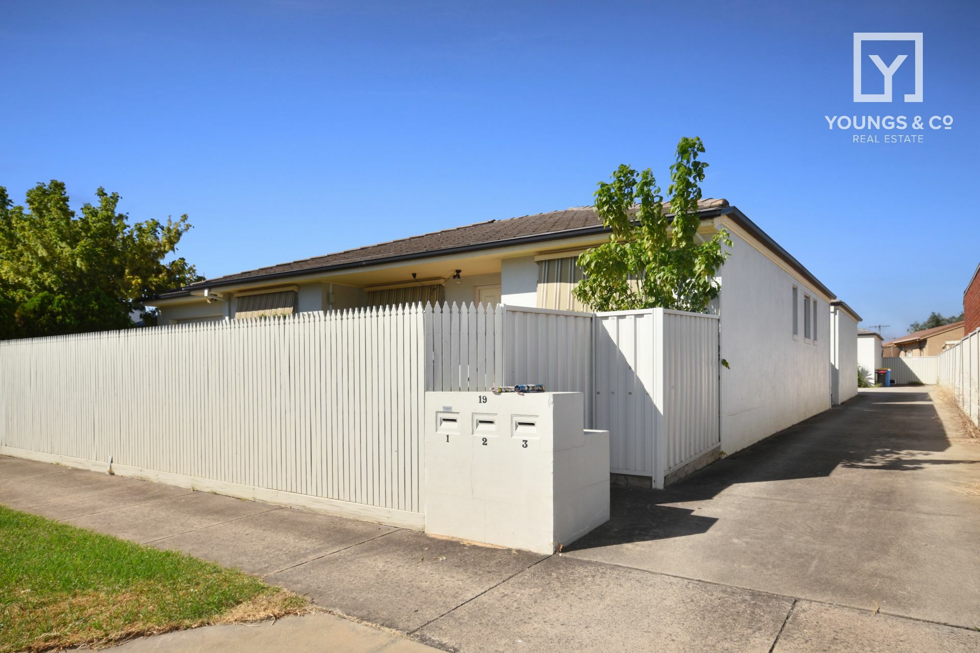 Youngs & Co NORTH SHEPPARTON SPACIOUS TOWNHOUSE